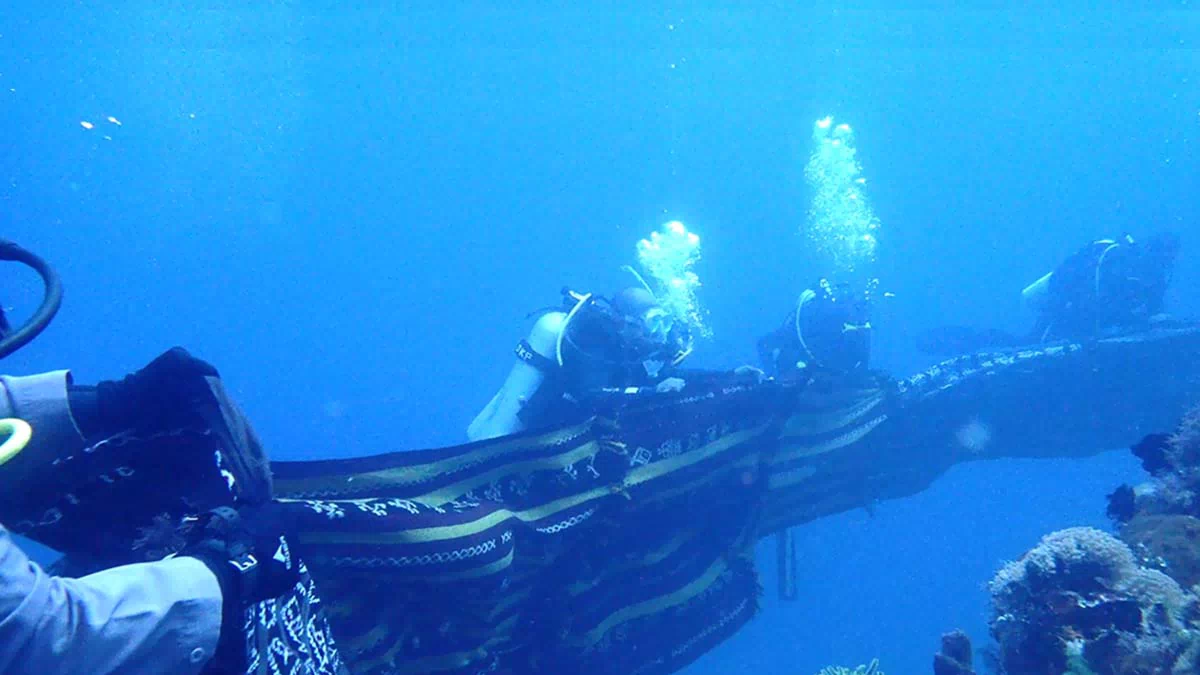Sensasi Membentangkan Tenunan 12 Meter di Dasar Laut Alor