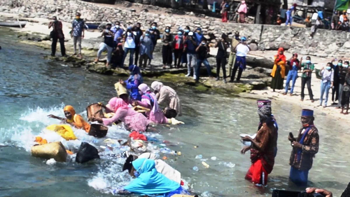 Tuah Ritual Perempuan Penenun Umapura “Memeluk” Laut