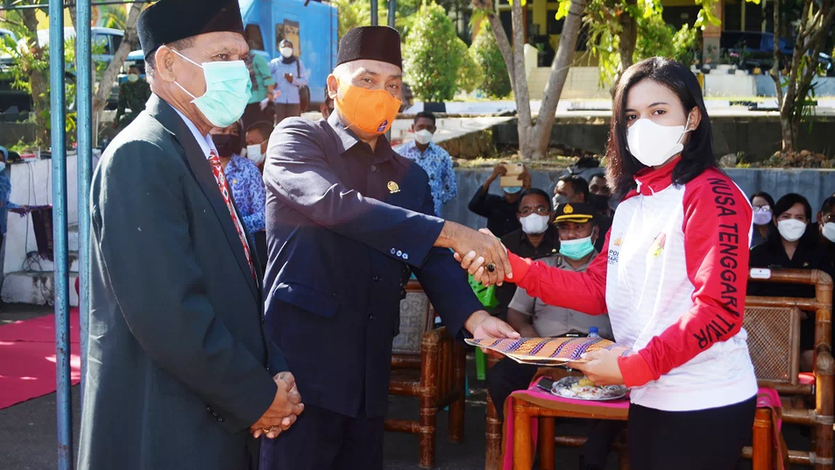 Pemkab Alor Beri Bonus Kepada Atlit Kempo Peraih Medali PON Papua
