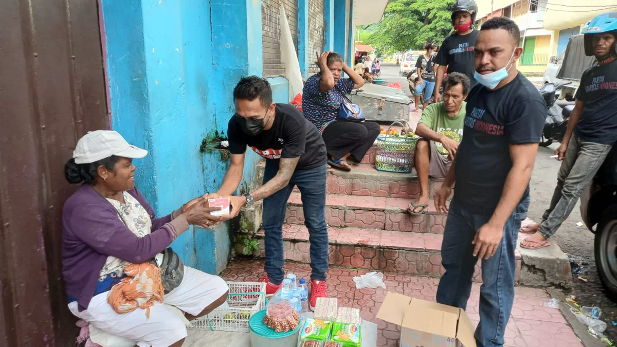 Kerja Untuk Rakyat, PSI Alor Bagi-bagi Rice Box Solidaritas