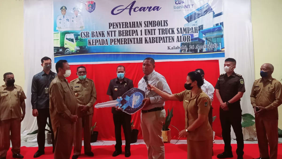 Bank NTT Serahkan Mobil Sampah, Bupati Alor Akui CSR Untuk Alor Paling Besar. Vinsen: Agar Kalabahi Bersih