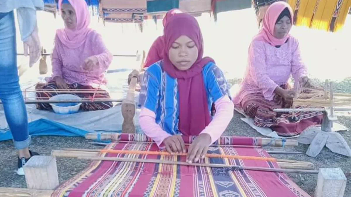 Buka Festival Tenun, Bupati Alor Himbau Lelaki Ternate Harus Bisa Menenun dan Harga Tenunan Jangan Terlalu Mahal