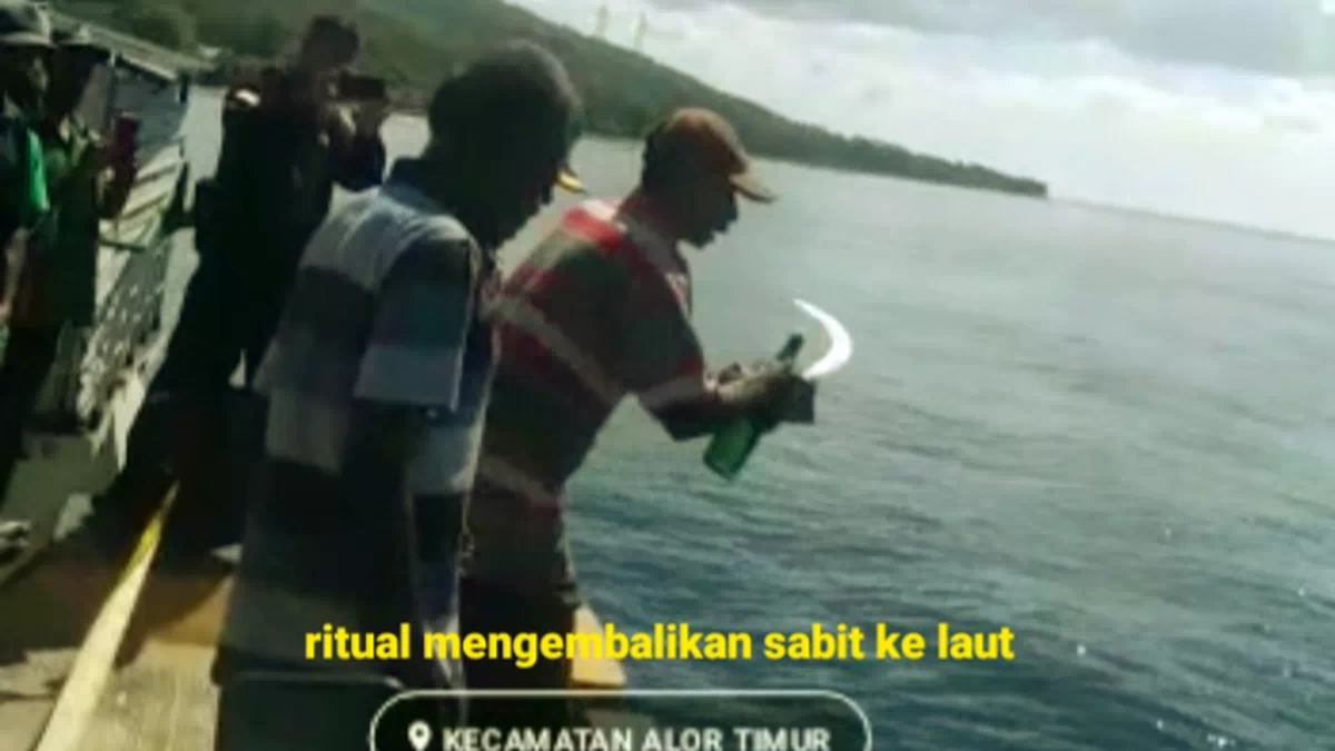 Cari Korban Tenggelam di Marataing, Ada Ritual Kembalikan Sabit Penuh Ukiran Huruf Arab ke Laut   