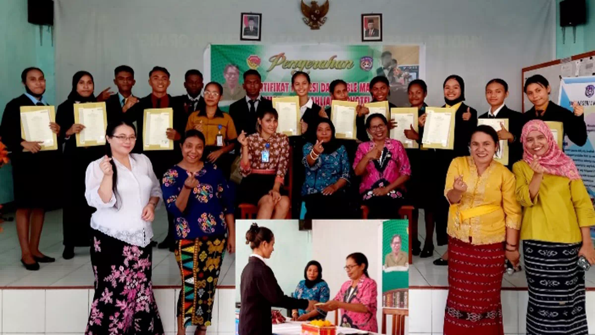 18 Asesi Perhotelan SMKN 1 Kalabahi Terima SKP Berlogo Garuda dari BNSP. Idaleta: Kami Sangat Bangga