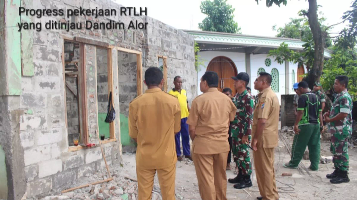 Memantau RTLH Praja Rakcaka Peduli Rakyat. Dandim Alor: Ini Kecintaan TNI Kepada Masyarakat