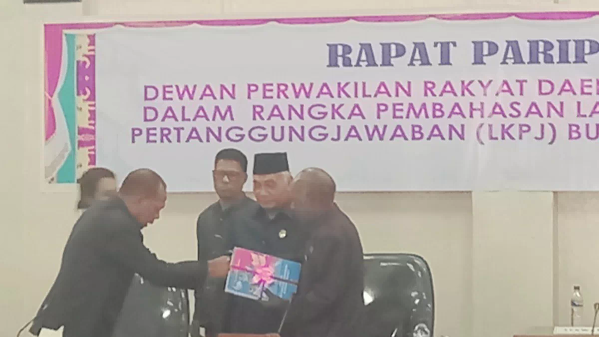 Bupati Alor Serahkan LKPj 2022 Untuk Dibahas DPRD. Belanja Operasi Rp 689 Milyar lebih