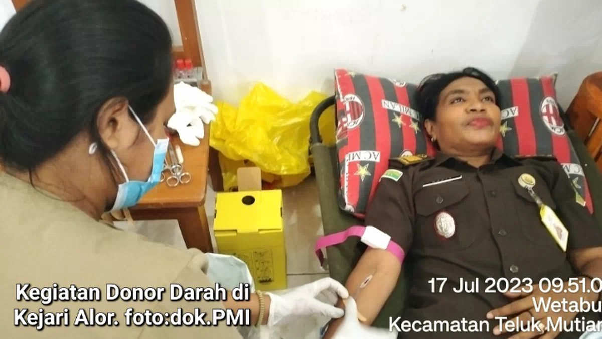 Selaras Tema HBA 63, Kejari Alor Sumbangkan 60 Kantong Darah Ke RSD Kalabahi
