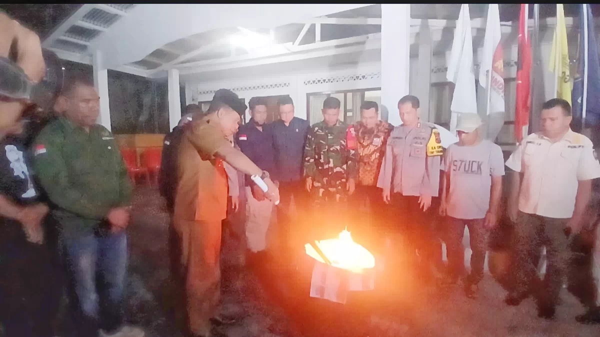 KPU Alor Musnahkan Surat Suara Lebih. Pj.Bupati Alor Pesan Gunakan Hak Pilih Sesuai Hati Nurani