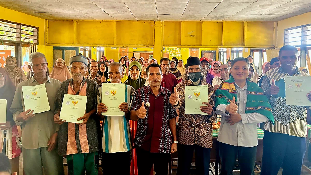 Petugas Kantah Alor Serahkan Sertifikat Tanah PTSL di Pulau Buaya