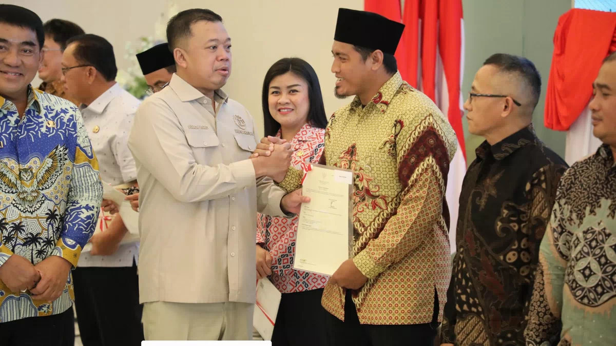 Serahkan Sertipikat di Sulut, Menteri Nusron Komitmen pada Era Presiden Prabowo, PR di Bidang Pertanahan Harus Selesai