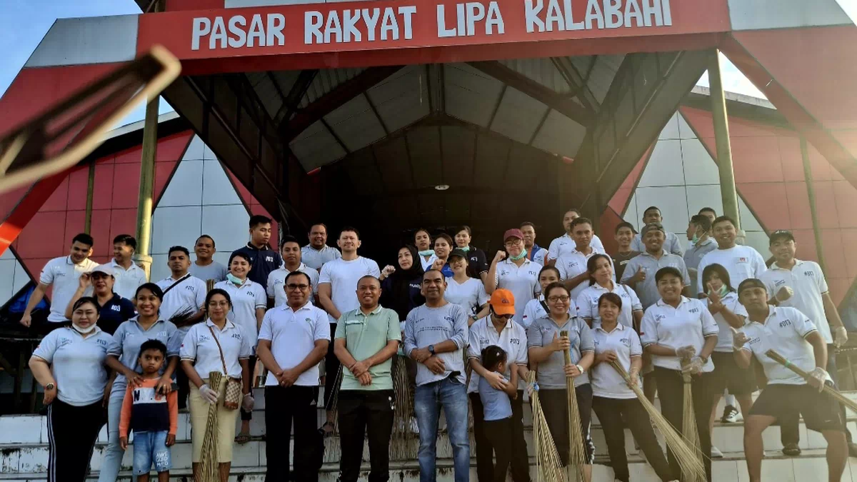 Jelang HUT ke-63, Bank NTT Kalabahi Aksi Bersih-Bersih Pasar Lipa