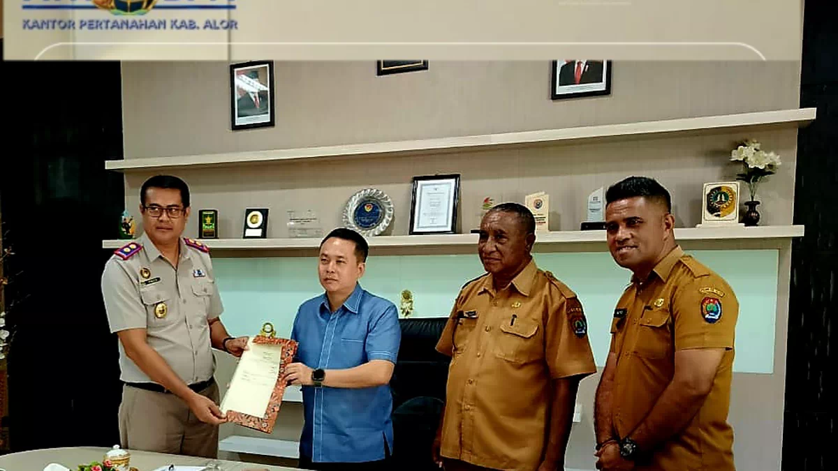 Kakantah Alor Serahkan Sertipikat Tanah Aset Pemda Alor, Diterima Wabup Rocky Winaryo