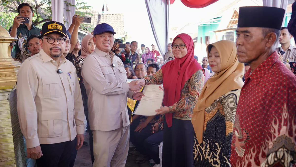 Menteri Nusron Serahkan 546 Sertipikat Tanah di Jateng, Permukiman Warga Makin Bernilai dan Terjamin