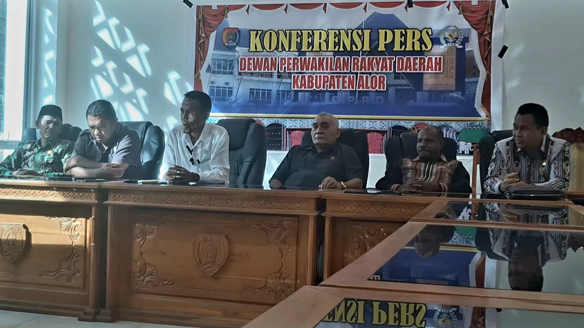 Beruntun, Wabup Alor Diminta Jangan Terlalu Banyak Urus Jalan-Jalan