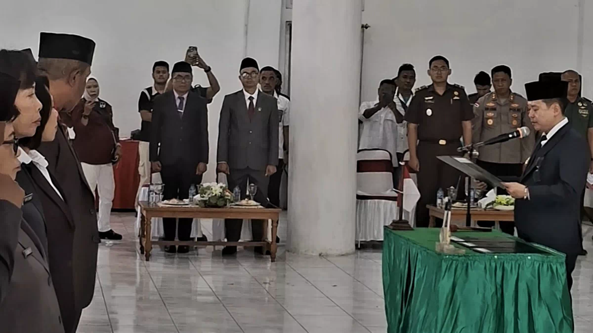 Wow, Tak Ada Makan Siang Gratis, Begitu Penekanan Wabup Alor Usai Lantik 200-an Pejabat. 17 Pejabat Eselon IIB Digeser, 17 Lainnya Dipertahankan