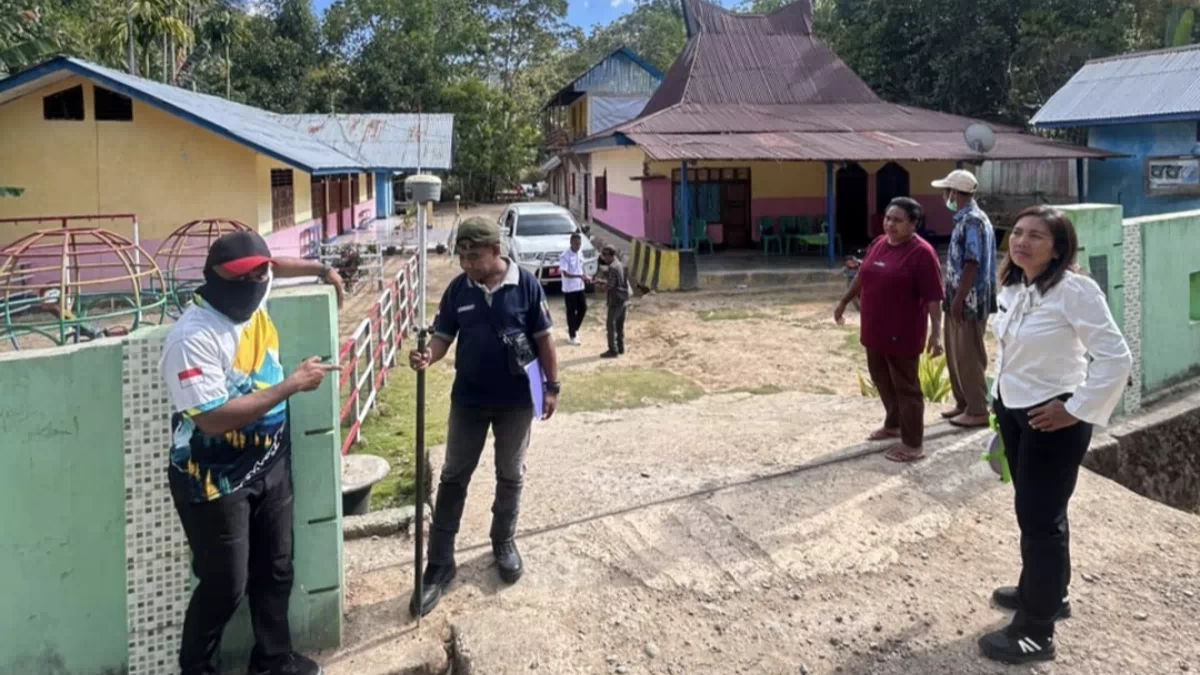 Pengukuran dan Pemecahan Bidang Tanah di Desa Kelaisi Tengah-Alor Selatan Berjalan Aman dan Lancar