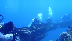 Sensasi Membentangkan Tenunan 12 Meter di Dasar Laut Alor