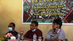 Distanbun Alor Latih Petani Tembakau. Yustus: Pengeluaran Terbesar itu Rokok, Pulsa dan Miras