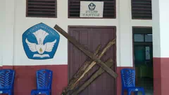 Zet Koly Siap Teken Ijazah Dengan Syarat, Kantor SDN Pailelang-Alor Yang Digembok Orang Tua Murid Telah Dibuka