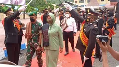 Pesan Dibalik Karpet Merah dan Gerbang Pora Bagi Dandim dan Ketua PN di Mapolres Alor. Bupati: Ini Sejarah