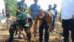 Bupati Alor dan Brigjen Josafath Duka Letakan Batu Pertama Pembangunan SPBU Afengmale. Bram: Akan Diresmikan Erik Tohir