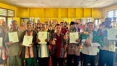 Petugas Kantah Alor Serahkan Sertifikat Tanah PTSL di Pulau Buaya