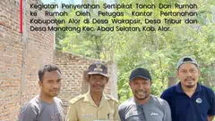 Di Abad Selatan Kantah Alor Bagikan Sertifikat Tanah Dari Rumah ke Rumah