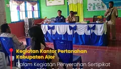Tim Kantah Alor Serahkan 500 Sertifikat Tanah PTSL di Desa Belemana