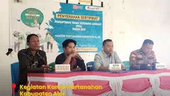 Di Desa Purnama-Pureman, Kantah Alor Serahkan Sertifikat Tanah Residu PTSL dari Rumah ke Rumah