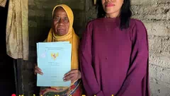 Kantah Alor Serahkan 16 Sertifikat Tanah Residu PTSL dari Rumah ke Rumah di Desa  Hulnani