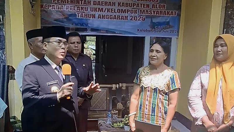 Serahkan Bantuan Kepada 228 Pelaku UMKM, Wabup Alor Harap Dapat Mengembangkan Skala Usaha
