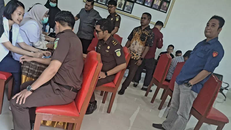 Aksi Kemanusiaan Kejari Alor Dengan Donor Darah, dr.Anjas: Terima Kasih, Kebutuhan Darah di Alor Meningkat, Pendonor Kurang